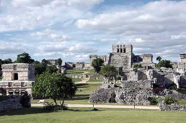 Mayan ruins, attritubion Pikist public domain